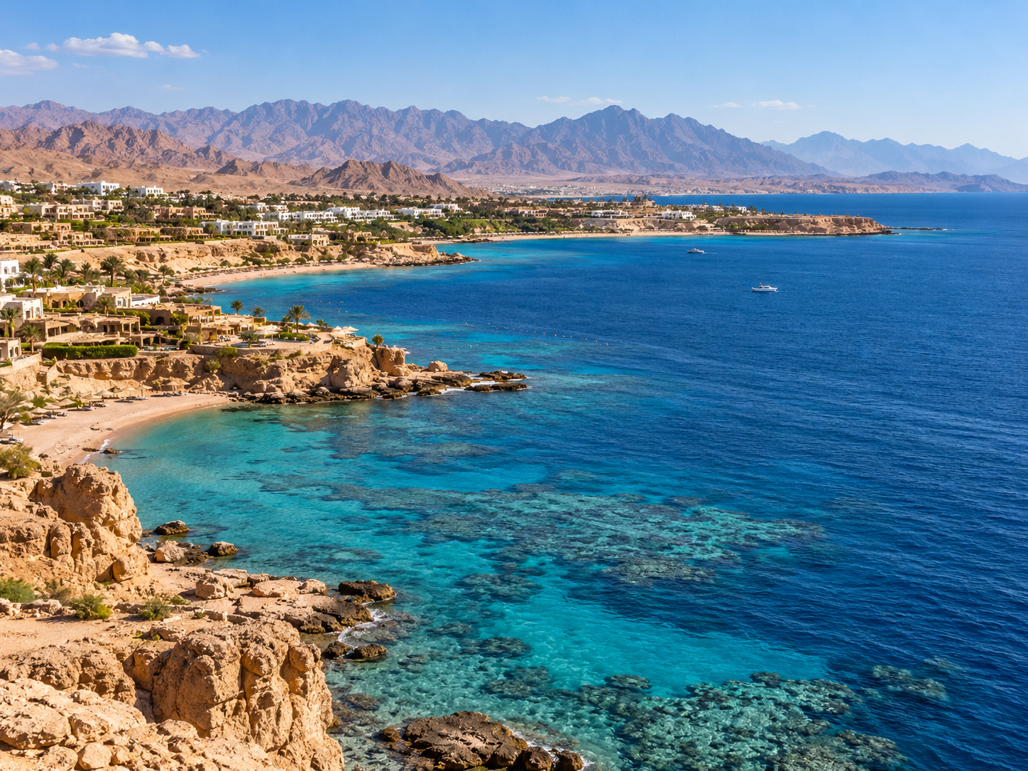 Побережье Шарм-эль-Шейха с бухтой, Красным морем и коралловым рифом