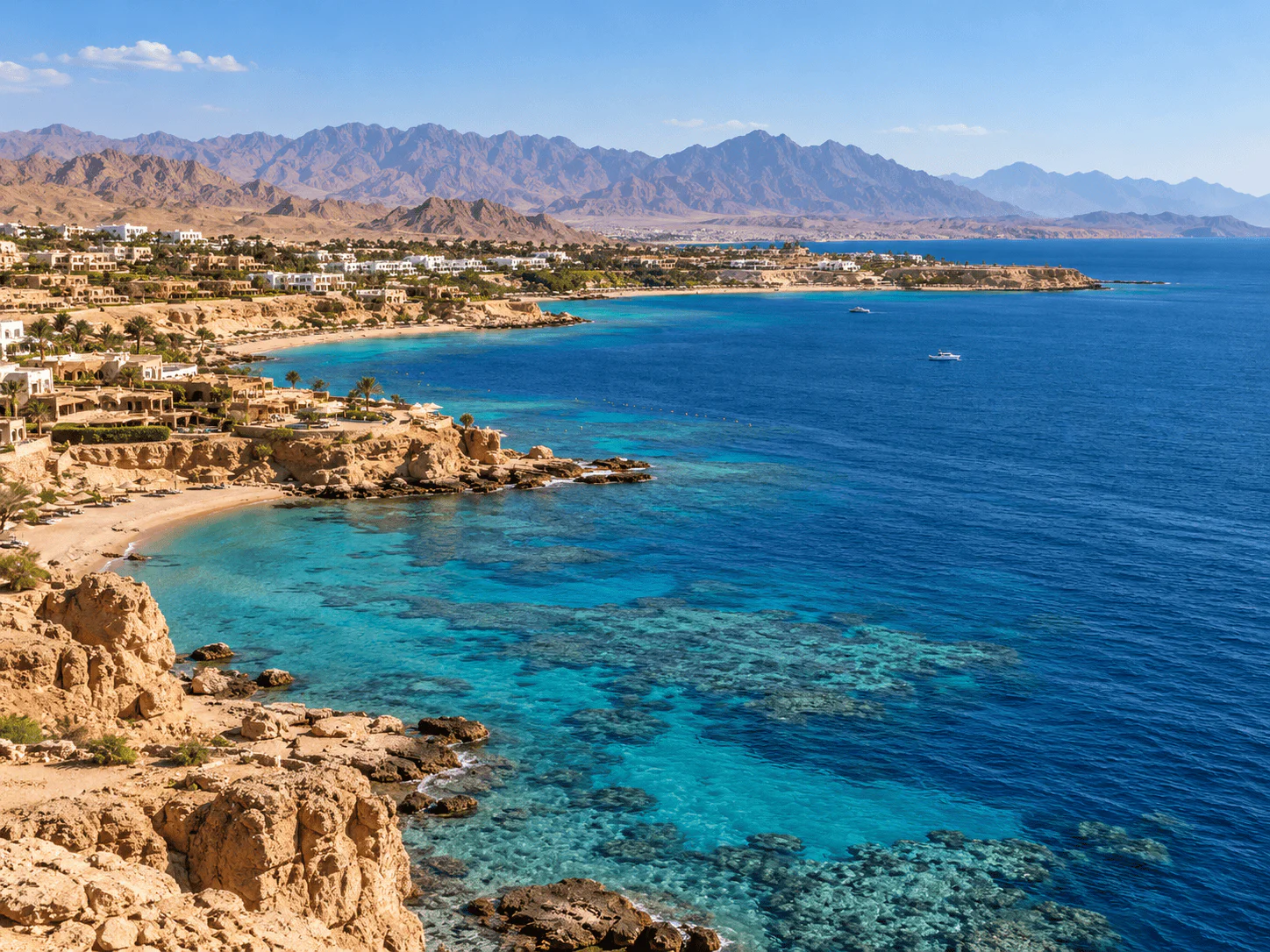 Побережье Шарм-эль-Шейха с бухтой, Красным морем и коралловым рифом